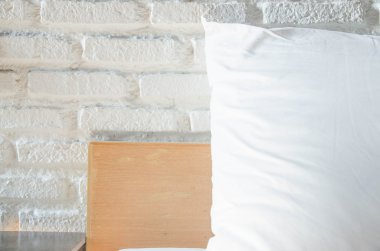 Yastık yatak beyaz brickwall arka plan loft ile tarz