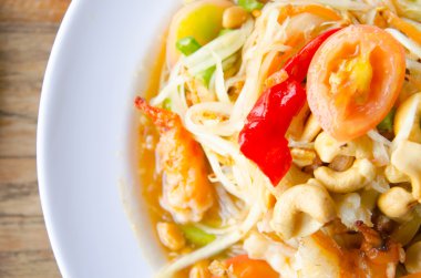 Som tam Tayland yemeği.