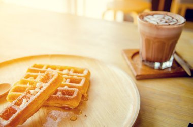 Tatlım gözleme ahşap masa üzerinde 