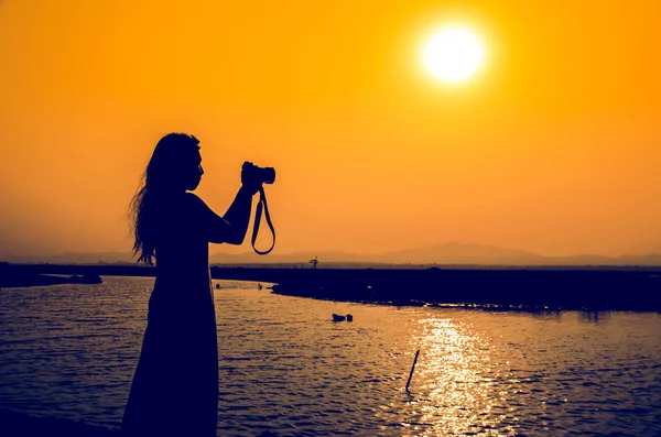 Wanita Sillouette Fotografer Danau Pada Waktu Matahari Terbit — Stok Foto
