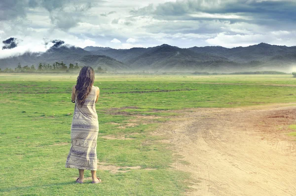 Pemandangan alam yang indah dengan fotografer wanita — Stok Foto