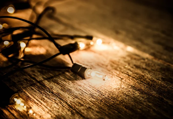 Decoração de luz de natal no fundo de madeira, cor filtro tom vintage — Fotografia de Stock