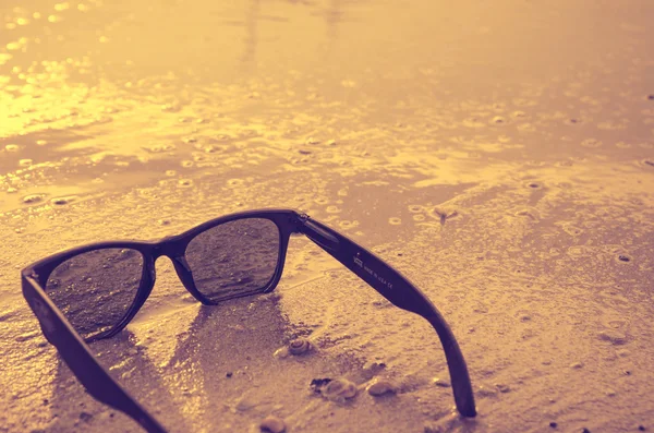 Schwarze Sonnenbrille und Meereshintergrund — Stockfoto