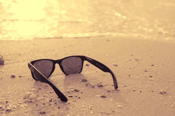 Schwarze Sonnenbrille und Meereshintergrund — Stockfoto