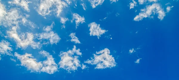 Nuvens céu azul, céu azul com nuvens . — Fotografia de Stock