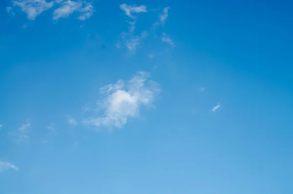 Ciel bleu nuages, ciel bleu avec nuages. — Photo