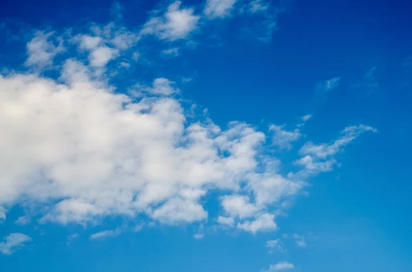 Nubes de cielo azul, cielo azul con nubes. — Foto de Stock