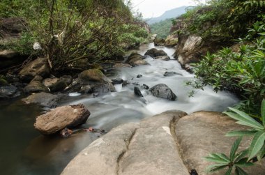 Chattrakan şelale Tayland suya düşmek Phitsanulok İl Tayland sınırında derin ormandaki .