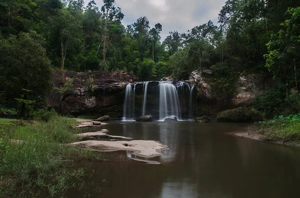 Cachoeira Chattrakan na Tailândia queda de água na floresta profunda na fronteira da província de Phitsanulok Tailândia  . — Fotografia de Stock