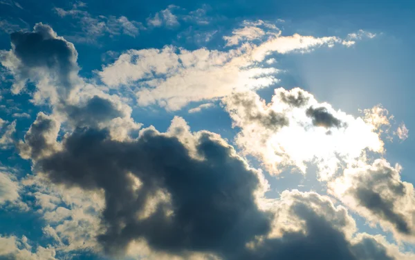 Ciel bleu nuages, ciel bleu avec nuages. — Photo