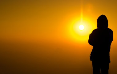 Siluet adam renkli güneş ışık arka plan üzerinde ayakta