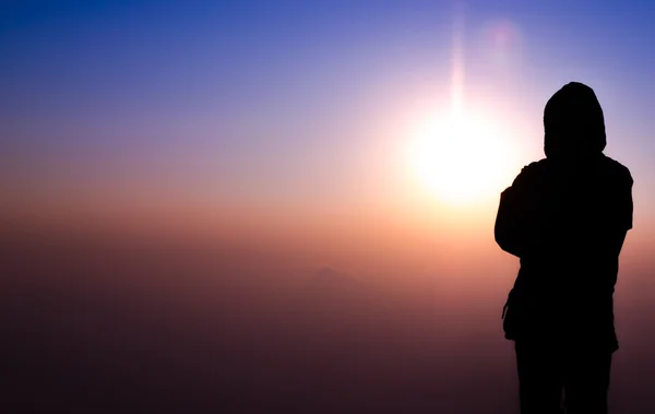 Silueta hombre de pie sobre el colorido fondo de luz del sol — Foto de Stock