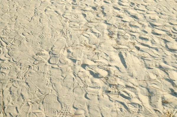 Следы на песке с большим количеством цветных фильтров — стоковое фото