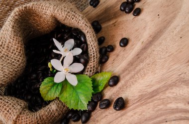 Kahve çekirdeği ahşap arka plan .decoration çiçek brean ve Mısır ile torba içinde