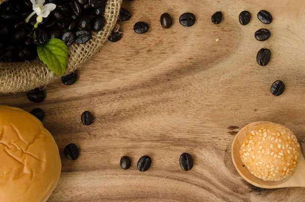 Coffee bean in sack on wooden background .decoration with flower brean and corn — Stock Photo, Image