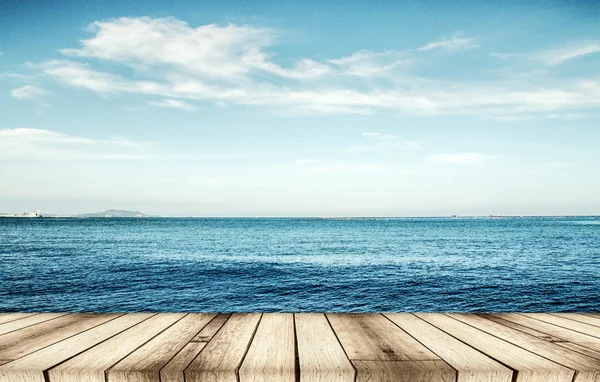 Фон з дерева, блакитного моря і неба — стокове фото