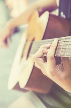 Klasik Gitar adamın elini