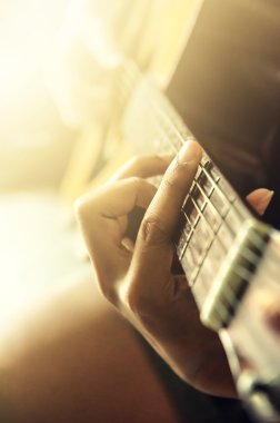 Klasik Gitar adamın elini