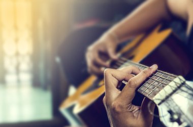 Klasik Gitar adamın elini