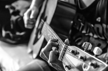 Klasik Gitar, siyah ve beyaz renk üzerinde el