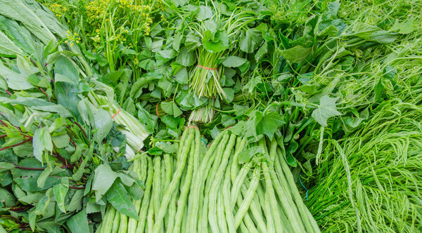 Закрыть различные сырые зеленые овощи
