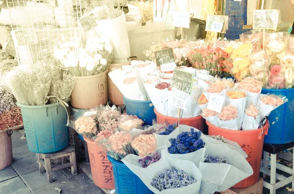 Цветочный рынок с солнечным светом — стоковое фото