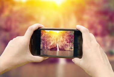 kadın elini tutun ve dokunmatik ekran akıllı telefon, tablet, cep telefonu