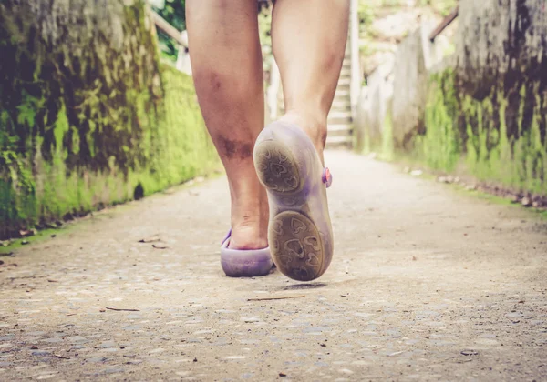 Movimiento borroso mujeres pie caminando — Foto de Stock