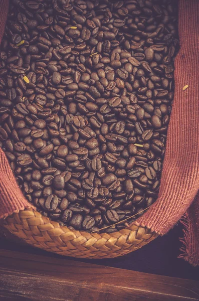 Grano de café en cesta —  Fotos de Stock