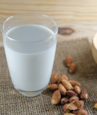 ahşap masa üzerinde badem sütü