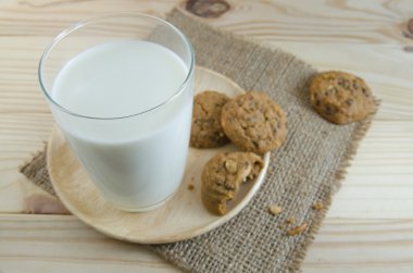 süt ve kurabiye ahşap tahta arka plan üzerinde