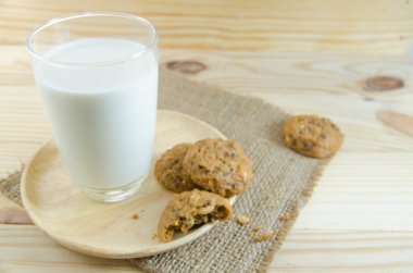 süt ve kurabiye ahşap tahta arka plan üzerinde