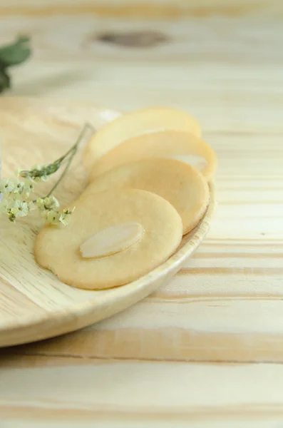 Mandel cookie på träbord — Stockfoto