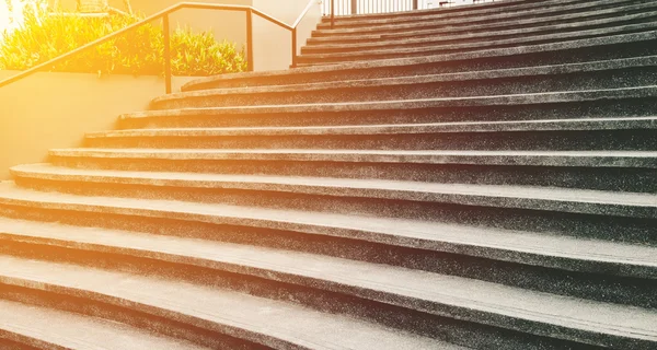 Vintage Treppe mit Sonnenlicht — Stockfoto