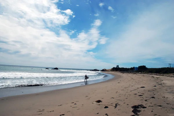 Passeggiate in surf lungo la spiaggia — Foto Stock