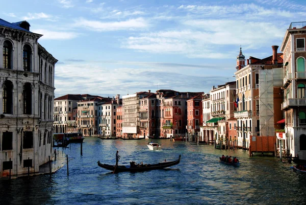 Sunset view with a gondola over the channel in Venice — Stock Photo, Image