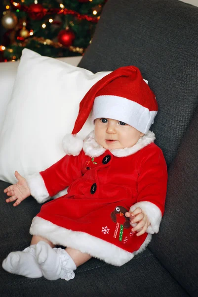 Bébé de Noël avec un fond d'arbre de Noël — Photo