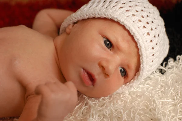 Портрет милой маленькой девочки с большими голубыми глазами в белой шляпе — стоковое фото