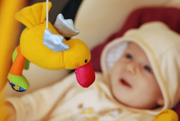 Söt baby leker med leksaker — Stockfoto