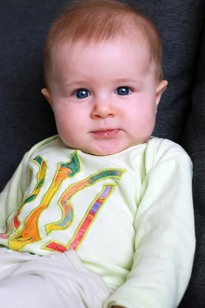 En liten baby i ukrainska t-shirt — Stockfoto