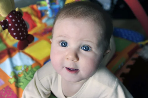 Маленький ребенок с большими голубыми глазами — стоковое фото