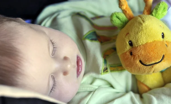 Vackra lilla bebis sova med en leksak — Stockfoto