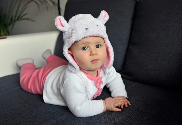 Маленькая девочка в милой шляпе с ушами — стоковое фото