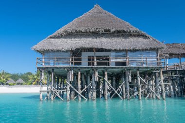 Okyanus kıyısındaki eski villa 