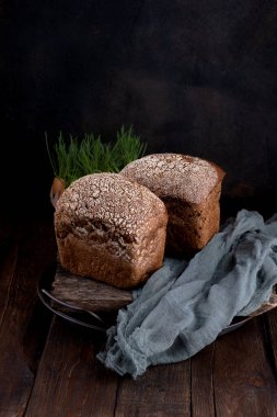 Tahta kesme tahtasında tam tahıllı ekmek. .
