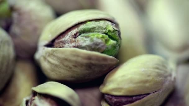 Pistacchi salati. Macro. Al rallentatore. Rotazione . — Video Stock