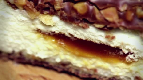 Dulce pastel de chocolate con crema sigue lentamente hacia abajo . — Vídeos de Stock