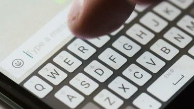 Tipik haber üstünde hareket eden telefon eyvallah.