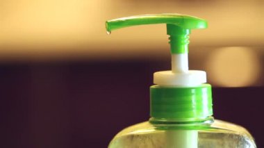 Eline alarak yıkama sıvısı.