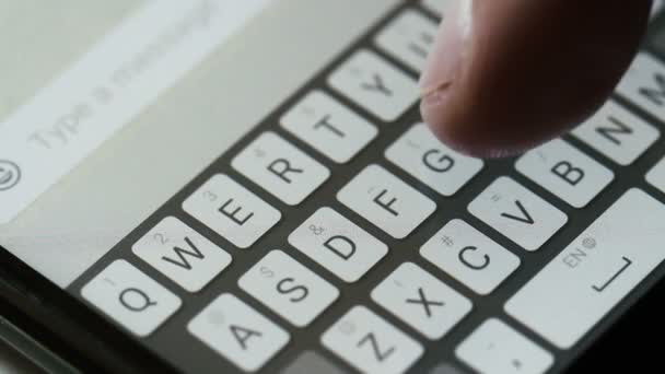 Dactylographier message sur le téléphone mobile bonjour .